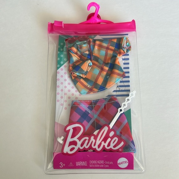 BNWT Mattel Barbie Doll Fashion Pack - Plaid Top & Skirt With Purse & Sunglasses - Picture 2 of 3
